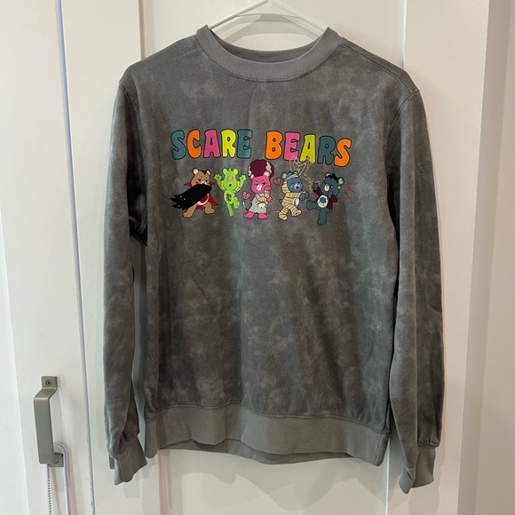 Sweaters - 🔥3/$18🔥 Gray Scare Bears Sweatshirt